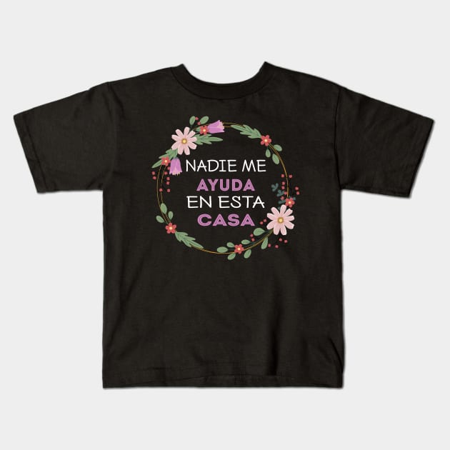 Nadie Me Ayuda En Esta Casa Kids T-Shirt by Mr.Speak